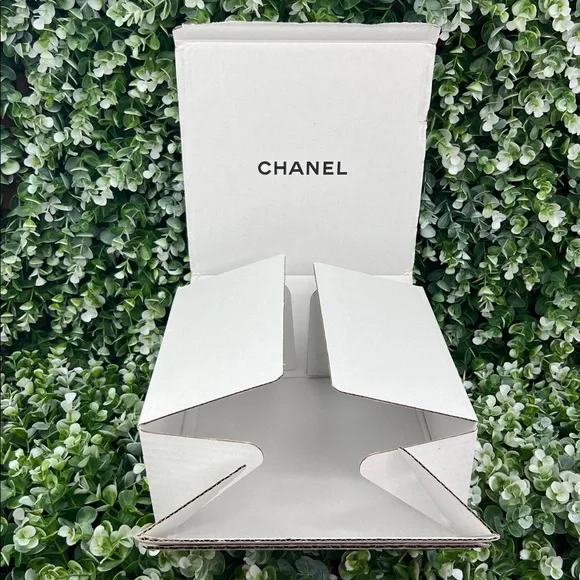 CHANEL Beauty Makeup Bag 2025 HOLIDAY LIMITED EDITION NIB AUTHENTIC - Picture 13 of 16